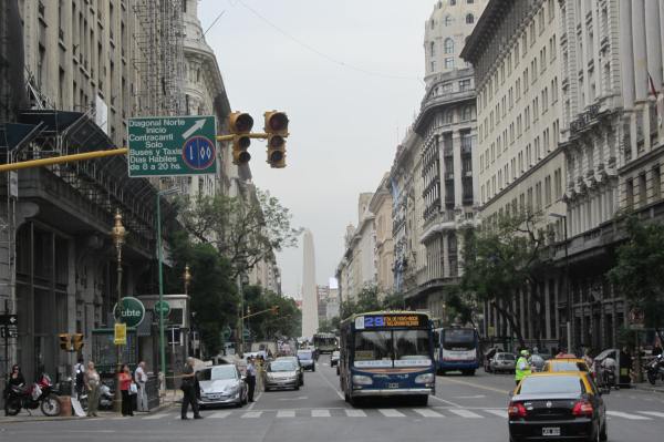 Buenos Aires: avenidas largas, prédios antigos e bonitos